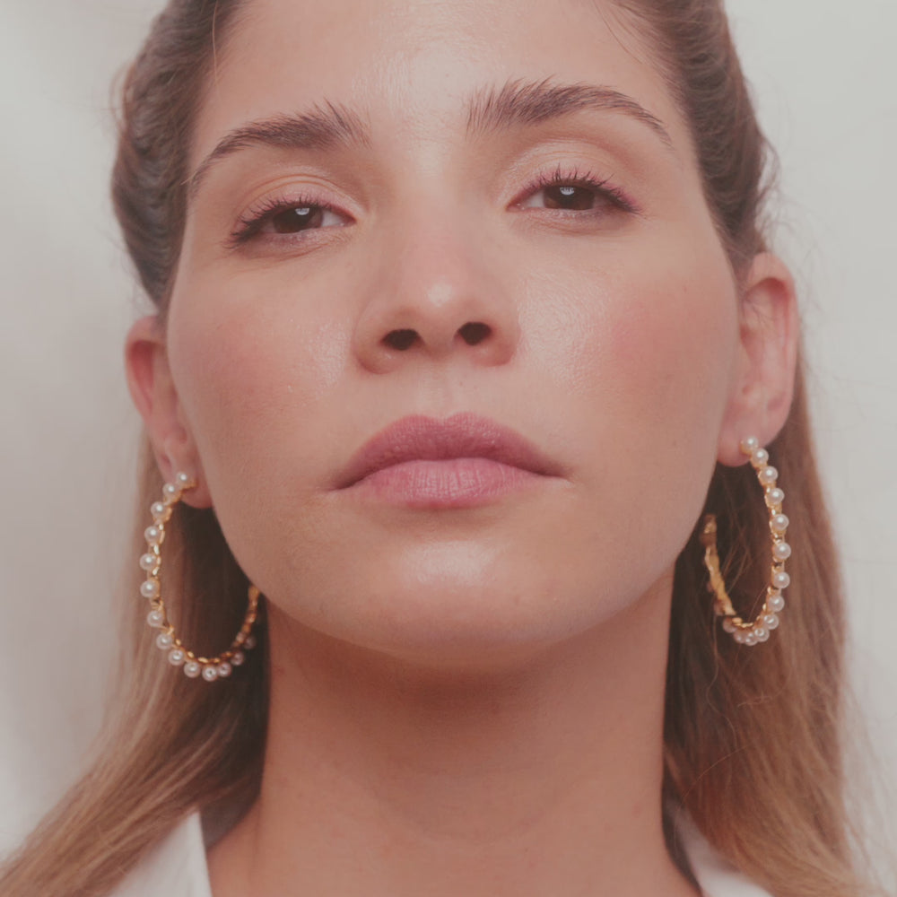 
                      
                        Load and play video in Gallery viewer, Perlas hook, 18k high quality Gold Filled Earrings with genuine pearls, Hand made in Brazil
                      
                    
