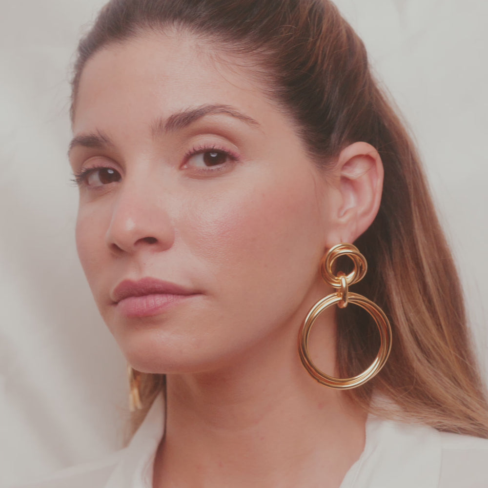 
                      
                        Load and play video in Gallery viewer, Alora, 18k high quality Gold Filled Earrings, Hand made in Brazil
                      
                    