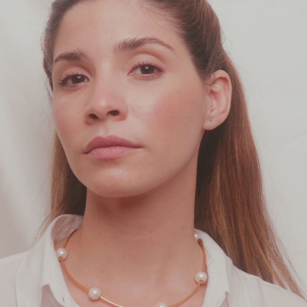 
                      
                        Load and play video in Gallery viewer, Pearls 18k high quality Gold Filled Necklace, Hand made in Brazil
                      
                    