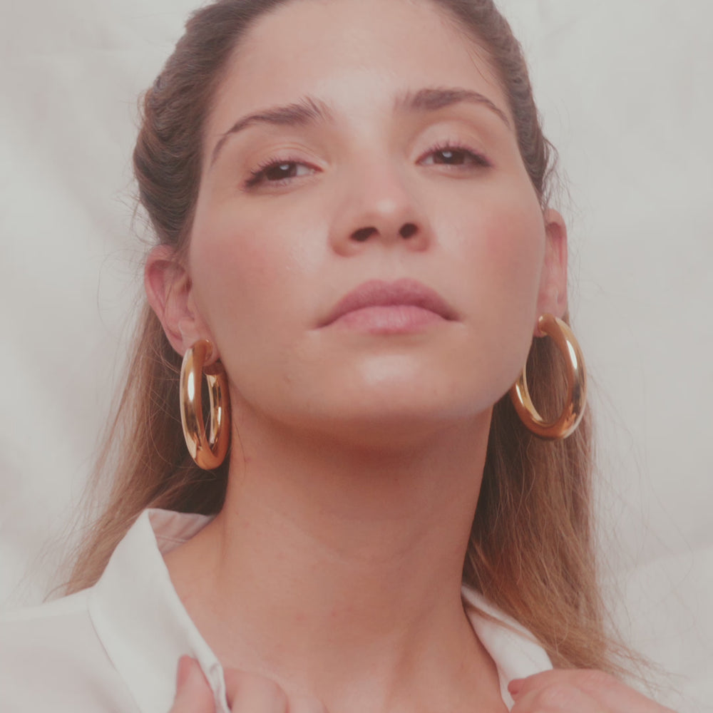 
                      
                        Load and play video in Gallery viewer, Tory, 18k high quality Gold Filled Earrings, Hand made in Brazil
                      
                    