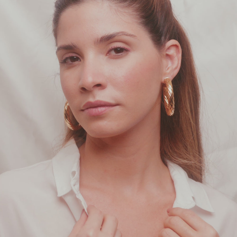 
                      
                        Load and play video in Gallery viewer, Costa, 18k high quality Gold Filled Earrings, Hand made in Brazil
                      
                    