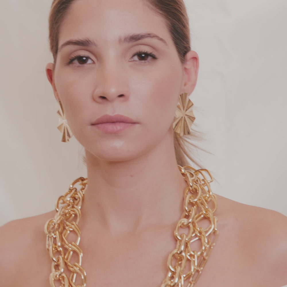 
                      
                        Load and play video in Gallery viewer, Elegant 18k high quality Gold Filled Necklace, Hand made in Brazil
                      
                    