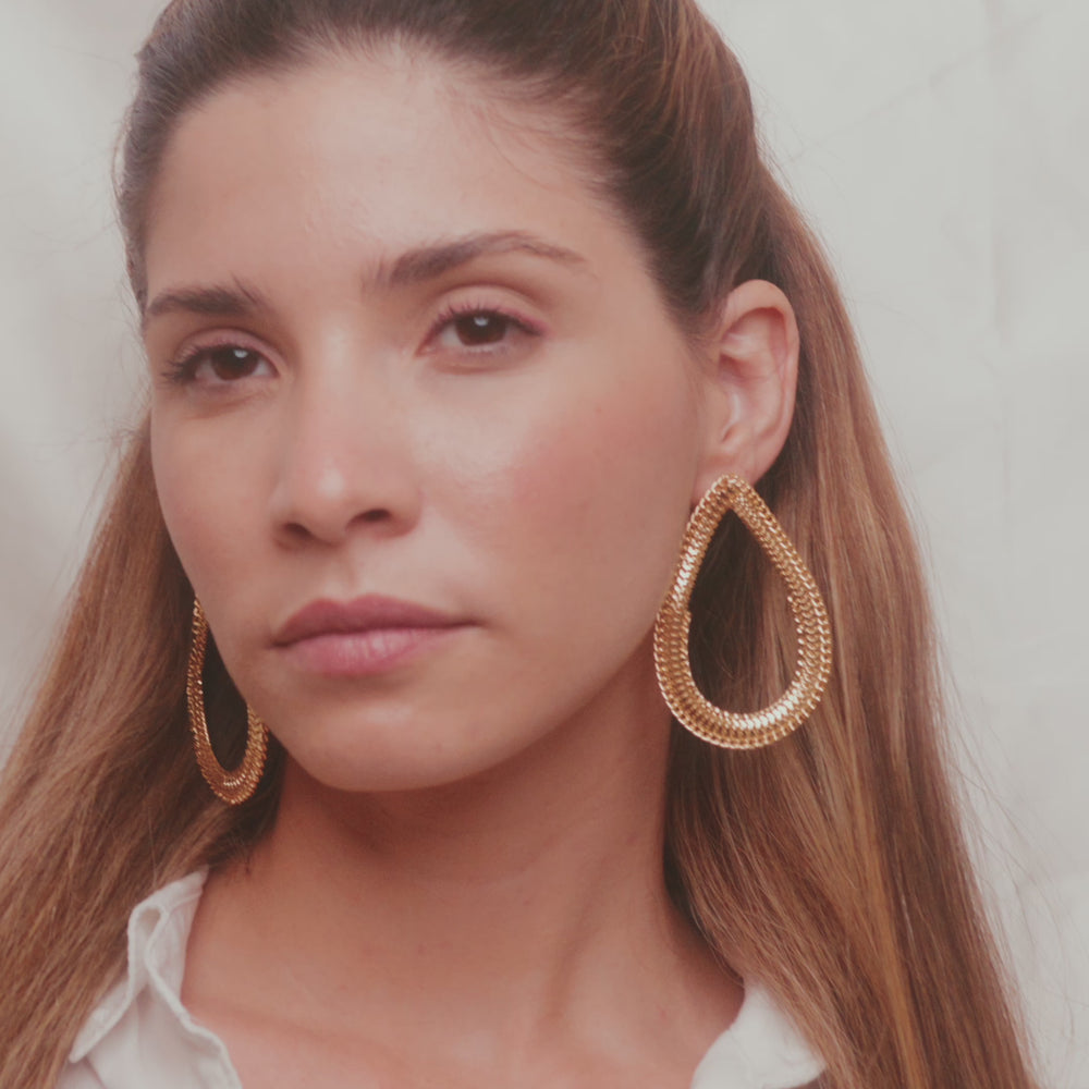 
                      
                        Load and play video in Gallery viewer, Isla, 18k high quality Gold Filled Earrings, Hand made in Brazil
                      
                    