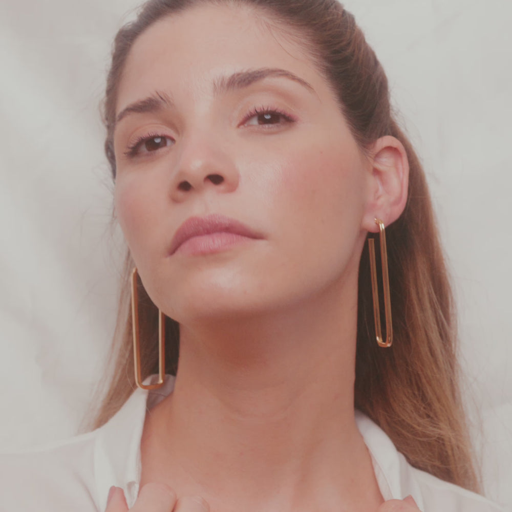 
                      
                        Load and play video in Gallery viewer, Mable , 18k high quality Gold Filled Earrings, Hand made in Brazil
                      
                    