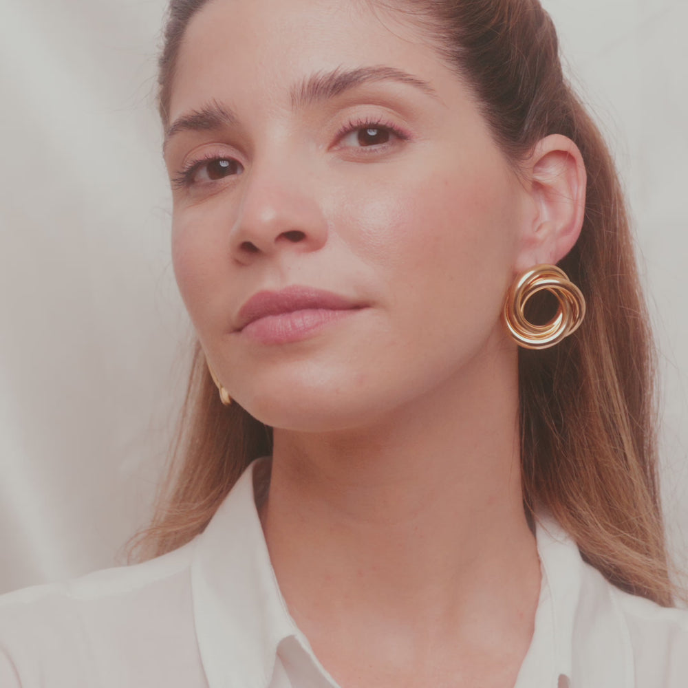 
                      
                        Load and play video in Gallery viewer, Macarena, 18k high quality Gold Filled Earrings, Hand made in Brazil
                      
                    